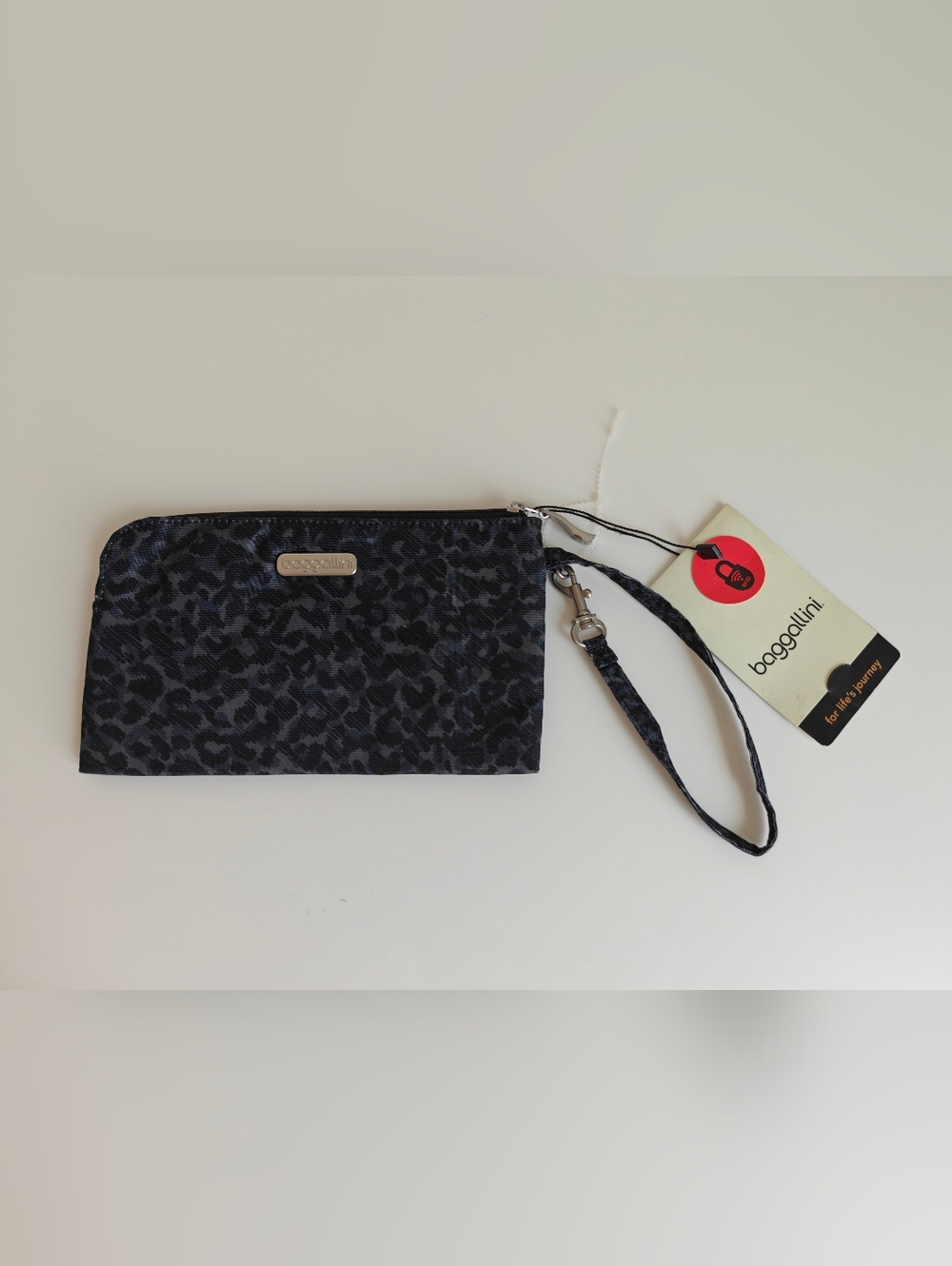 Baggallini NWT Silver Grey Leopard Print RFID Wristlet Wallet Hot Pink Interior